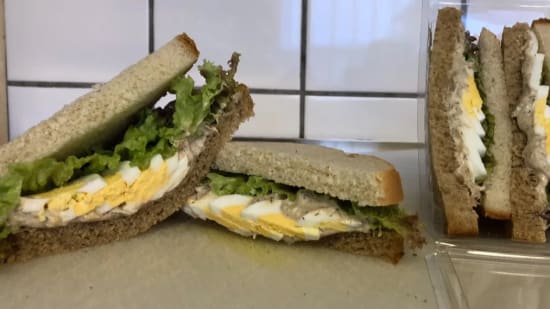 Sandwich med tonfiskröra och ägg
