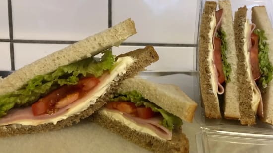 Sandwich med ost och skinka, tomat