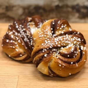 En snurrad kanelbulle med mycket pälsocker.