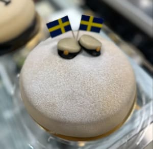 Vit princesstårta med mössa och Ros/Nejlika
