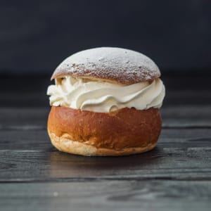 En klassisk semla med nybakad vetebulle, grädde och mandelmassa.