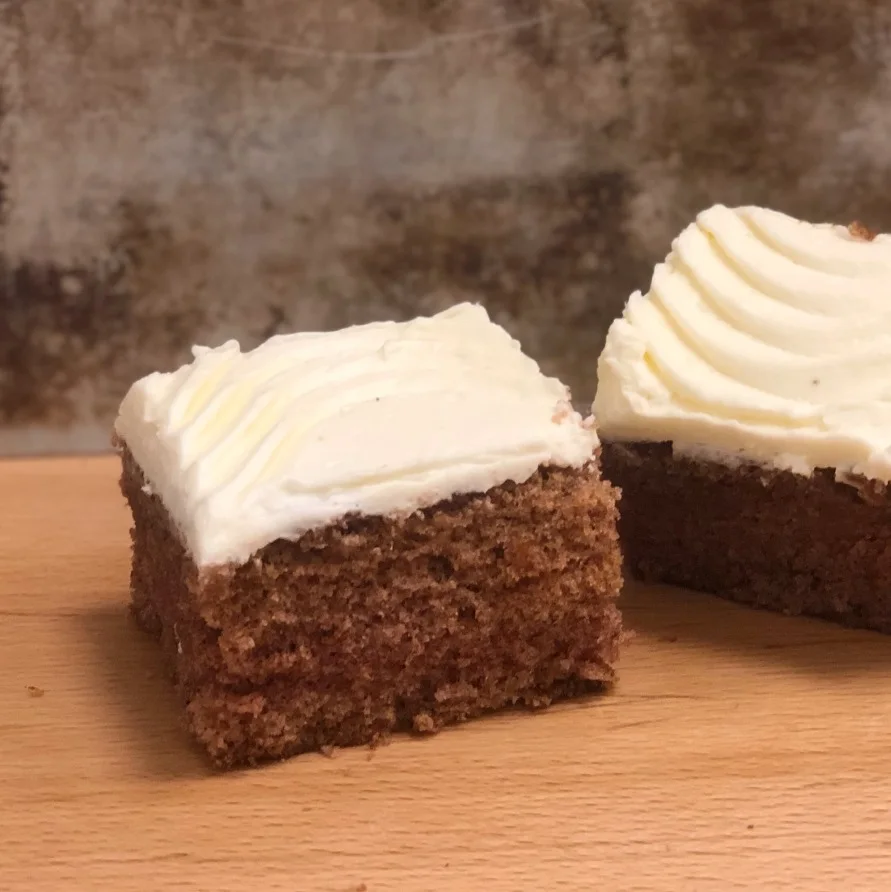 En portionsbit morotskaka på ca 90g.