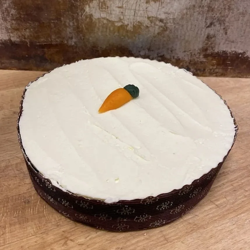En stor rund morotskaka på 850g.
