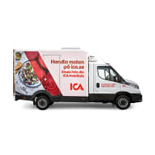Liten lastbil märkt med ica:s e-handelsbudskap.