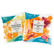 Två plastförpackningar med grönsaksblandningar från IGA visas bredvid varandra.