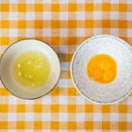 En skål med äggvitor och en med äggulor från 4 ägg.