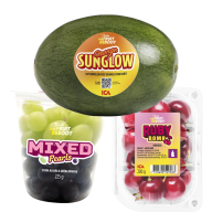 En vattenmelon, en förpackning med vindruvor och en förpackning med körsbär ligger på ett underlag.