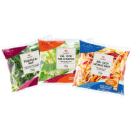 Tre förpackningar med sallad och grönsaker ligger bredvid varandra.