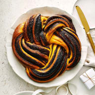 Babka formad som en krans, smaksatt med saffran och choklad