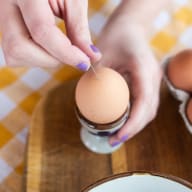 2. Ställ ägget i en äggkopp