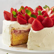 Jordgubbstårta med jordgubbar på toppen.