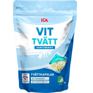 En plastförpackning med tvättkapslar, vittvätt.