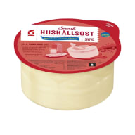 En förpackning med ost står på en vit bakgrund.