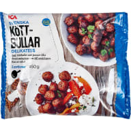 En förpackning med frysta köttbullar visas bredvid två tallrikar med tillagade köttbullar och grönsaker.
