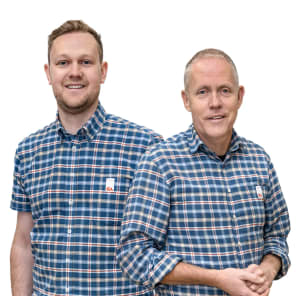 Butikens handlare i rutiga skjortor står sida vid sida.