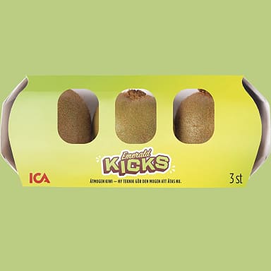 En förpackning med tre kiwis står på en grön yta.