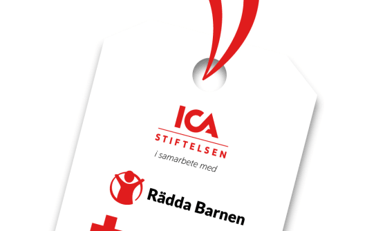 Röda korset, Rädda barnen och Majblommans lgotyper på en presentetikett med ICAs logotyp.