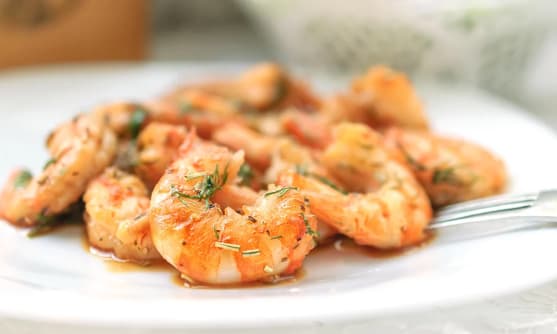 Kryddade jätteräkor på tallrik