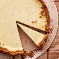 Klassisk New York cheesecake med smulig botten och krämig fyllning.