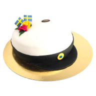 Tårta formad som en studentmössa dekorerad med små flaggor och blommor.