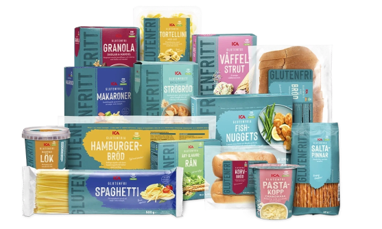 En samling förpackade livsmedel står uppställda.