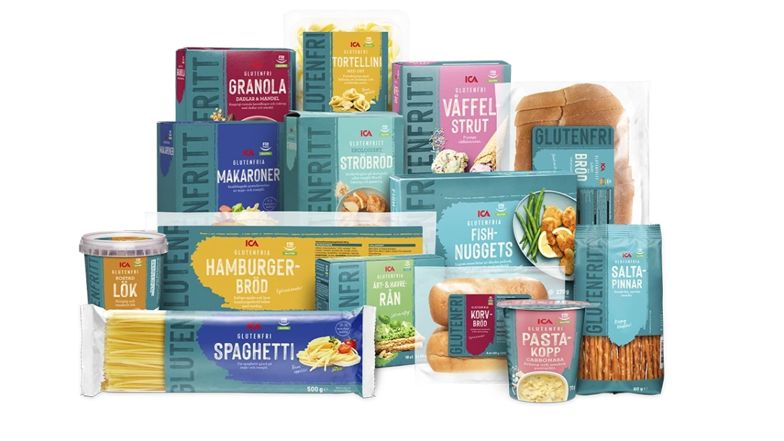 En samling förpackade livsmedel står uppställda.