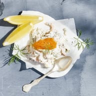 fat med skagenröra toppad med räkor och dill. och citronskivor