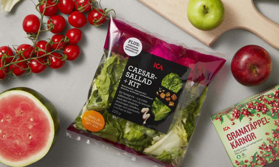 ICAs sallad, äpplen, vattenmelon och tomater på en diskbänk