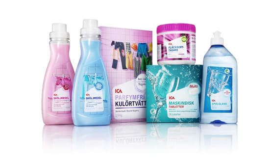 ICA tvätt och rengöringsprodukter i förpackningar.