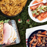 Bild på julbuffé innehållande det mesta av julens klassiska maträtter.