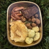 Jultallrik att värma hemma med bland annat köttbullar, prinskorv och Janssons frestelse.