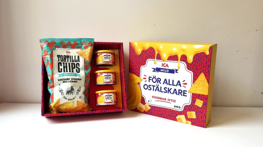 En förpackning med majschips och burkar ostdipp