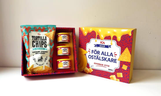 En förpackning med majschips och burkar ostdipp