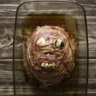 En köttfärslimpa som ser ut som en mumie.