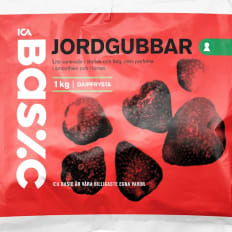 En förpackning med jordgubbar ligger på ett underlag.