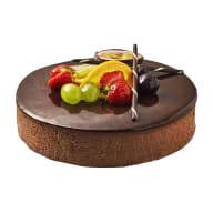 Moussetårta med choklad. Dekorerad med jordgubbar, vindruvor, citron och passionsfrukt i gele