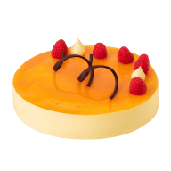 Moussetårta med mango. Mangomousse dekorerad med hallon, vita toppar och mörkchoklad serpentiner