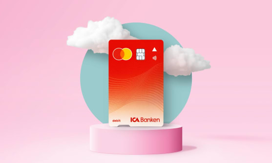 Ett bankkort på en piedestal med små moln omkring det.