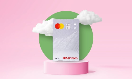 Ett kreditkort på en rosa piedestal med små moln omkring det.