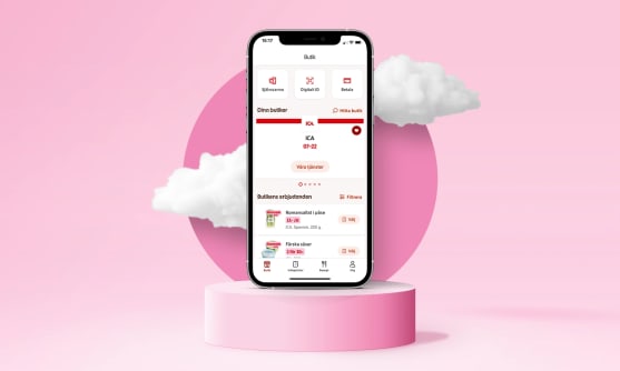 En mobiltelefon på en rosa piedestal med små moln omkring den. På skärmen syns Stammis-information.