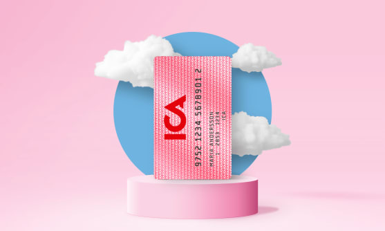 Ett rosa ICA-kort på en liten pedestal med små moln omkring det.