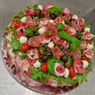 Smörgåstårta med italienska ingredienser så som mozzarella, salami, ruccola och tomater.