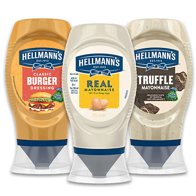 Tre squeezeflaskor med Hellmann's majonnäs, tryffelmajonnäs och burgardressing.