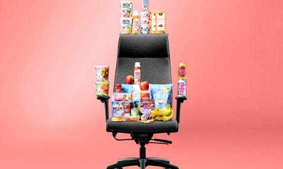 En kontorsstol är fylld med matvaror.