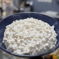 Närbild på en skål med krämig potatissallad.