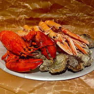 Skaldjurstallrik med hummer, havskräftor och ostron.