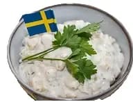 potatissallad i en skål dekorerad med gröna blad och en svensk flagga gjord av ica nära möllan gantofta