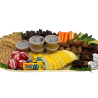 Fat med blandad plockmat: grillad kyckling i folie, köttbullar, grönsaksstavar, såser, skivad frukt, pannkakor och choklad.