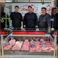 Bild på köttdisken på ICA Kvantum Ekängen. Manuell betjäning och tre personer från personalen som arbetar med styckning.