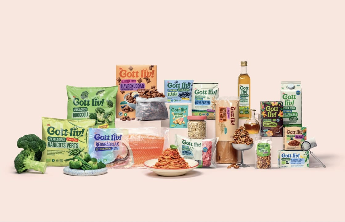 Olika matvaror och förpackningar står uppställda på en yta.